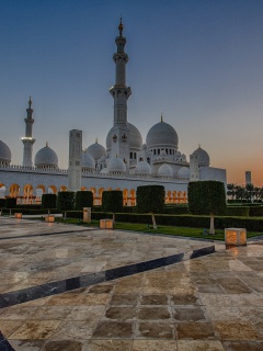 Das Sheikh Zayed Grand Mosque in Abu Dhabi Wallpaper 240x320