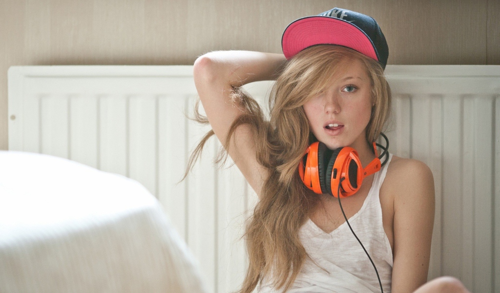 Sfondi Blonde With Headphones 1024x600
