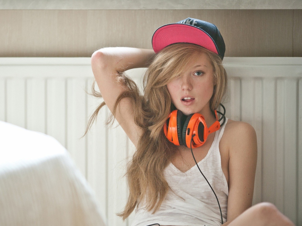 Sfondi Blonde With Headphones 1024x768