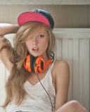 Sfondi Blonde With Headphones 128x160