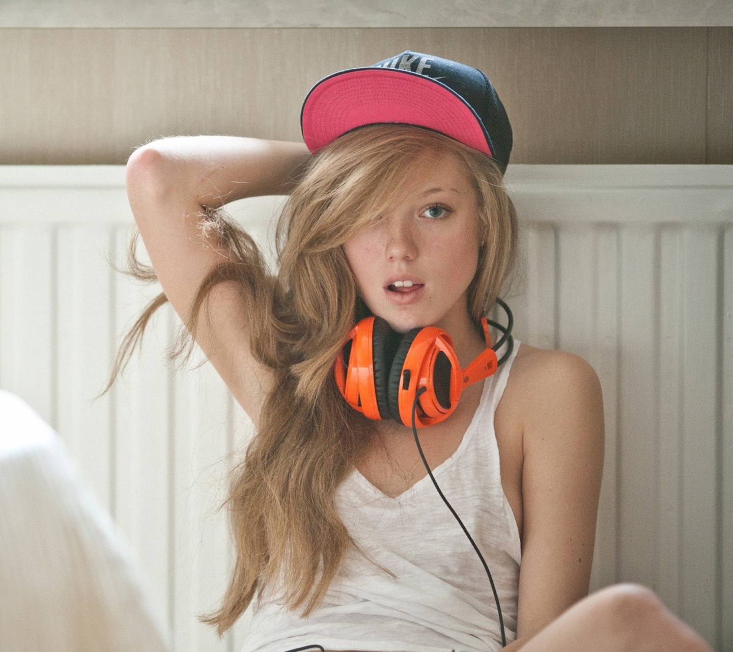 Blonde With Headphones wallpaper 1440x1280