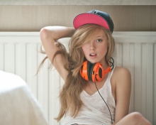 Blonde With Headphones screenshot #1 220x176