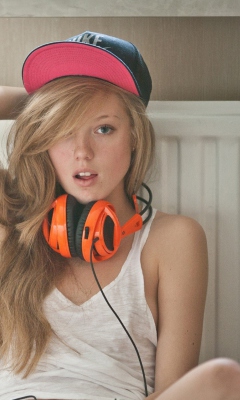 Sfondi Blonde With Headphones 240x400