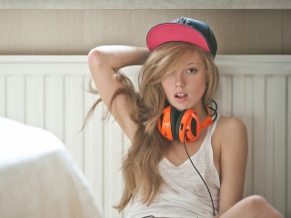 Blonde With Headphones wallpaper 320x240