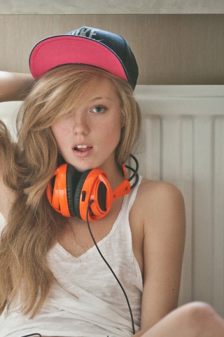 Sfondi Blonde With Headphones 320x480