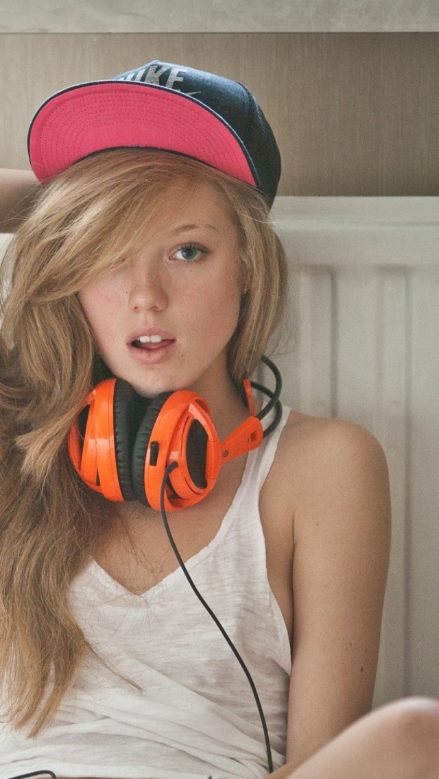 Sfondi Blonde With Headphones 640x1136