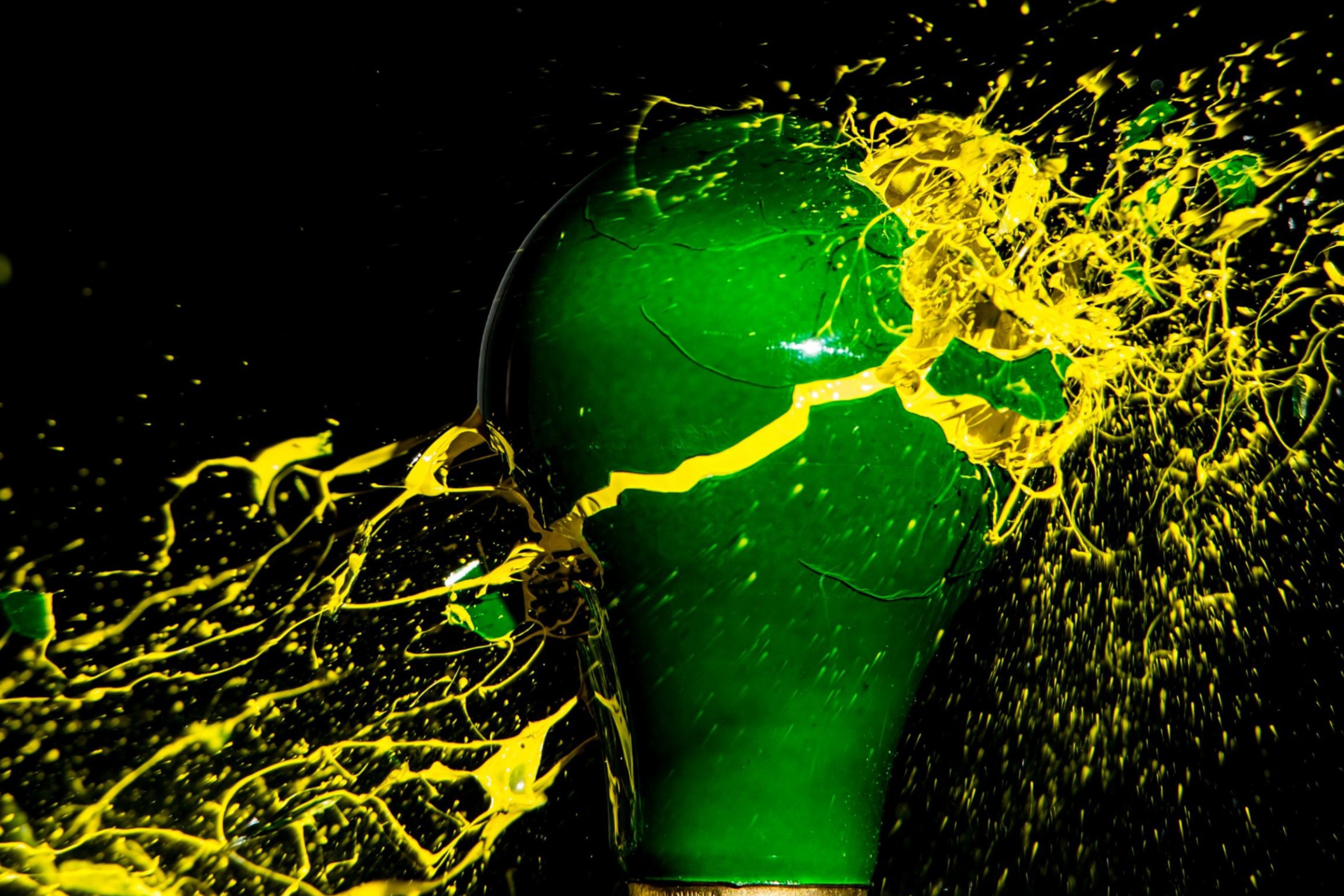 Bulb Explosion wallpaper 2880x1920