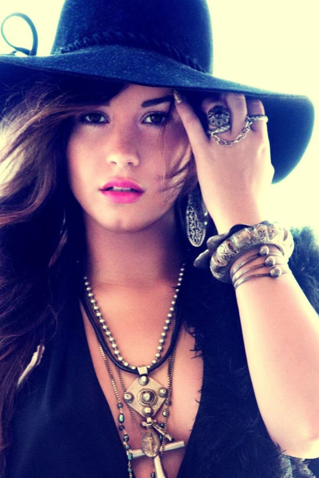 Fondo de pantalla Demi Lovato 640x960