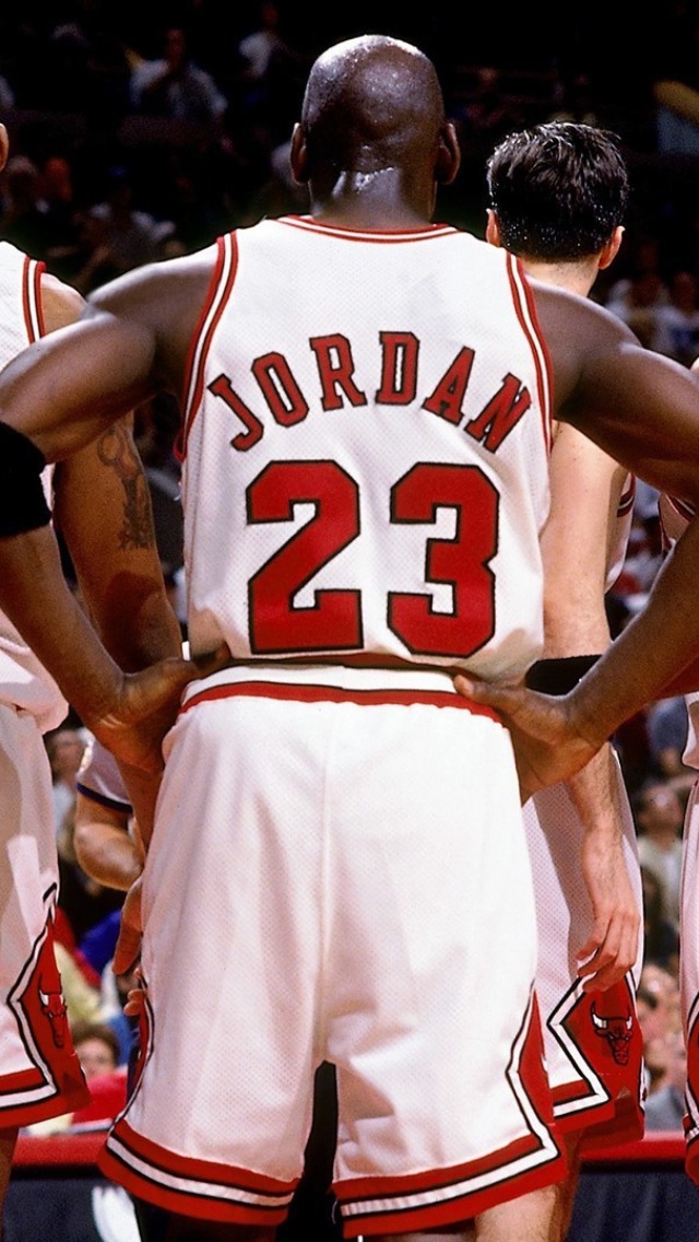 Chicago Bulls with Jordan, Pippen, Rodman wallpaper 640x1136