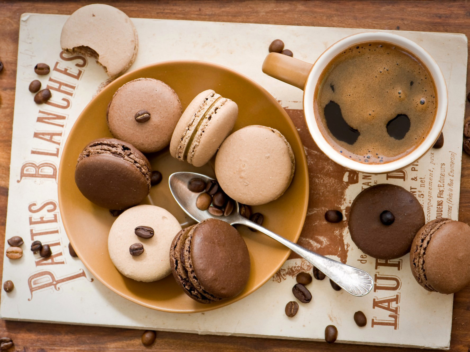 Sfondi Chocolate And Coffee Macarons 1600x1200
