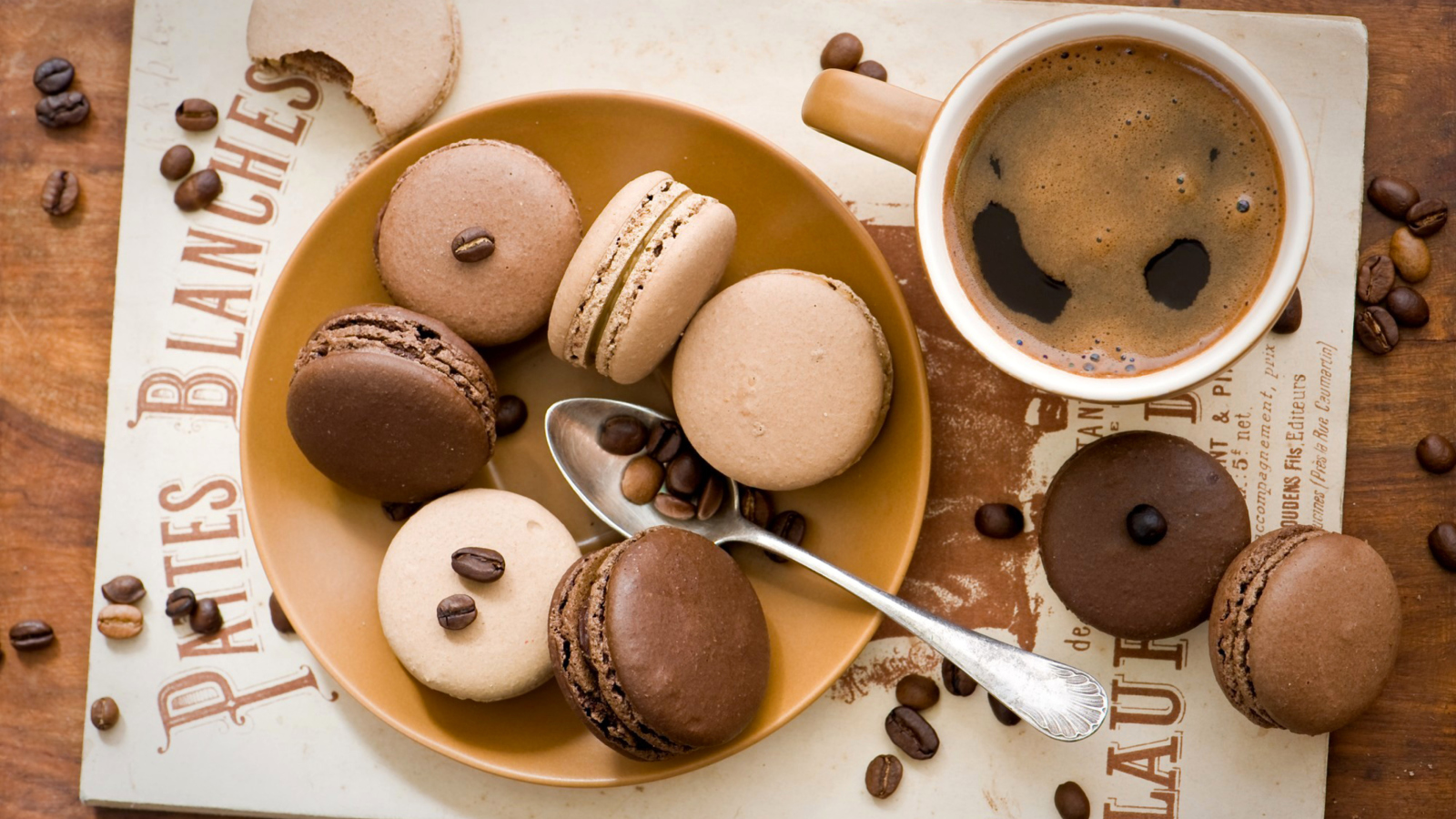 Fondo de pantalla Chocolate And Coffee Macarons 1600x900