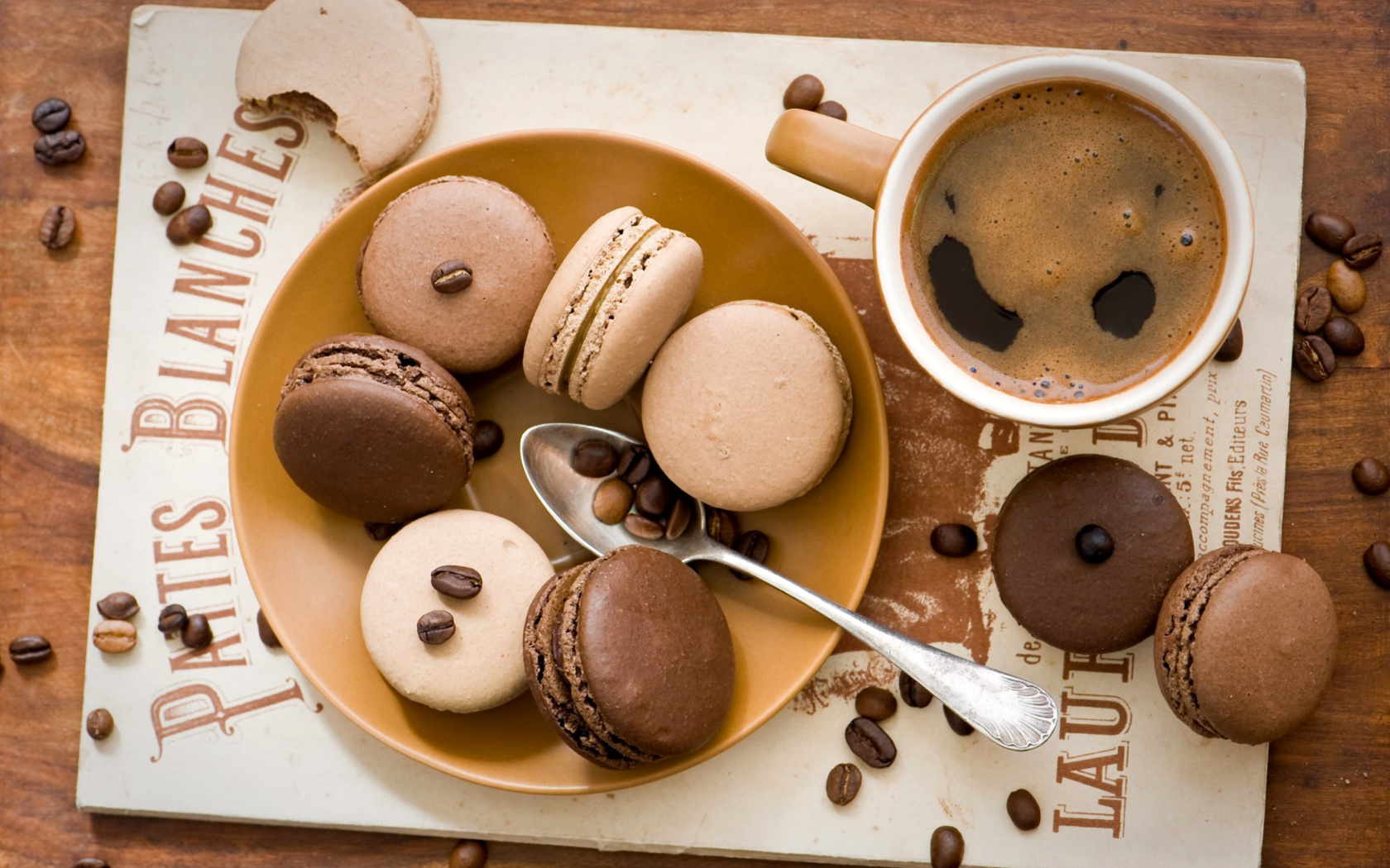 Fondo de pantalla Chocolate And Coffee Macarons 1680x1050