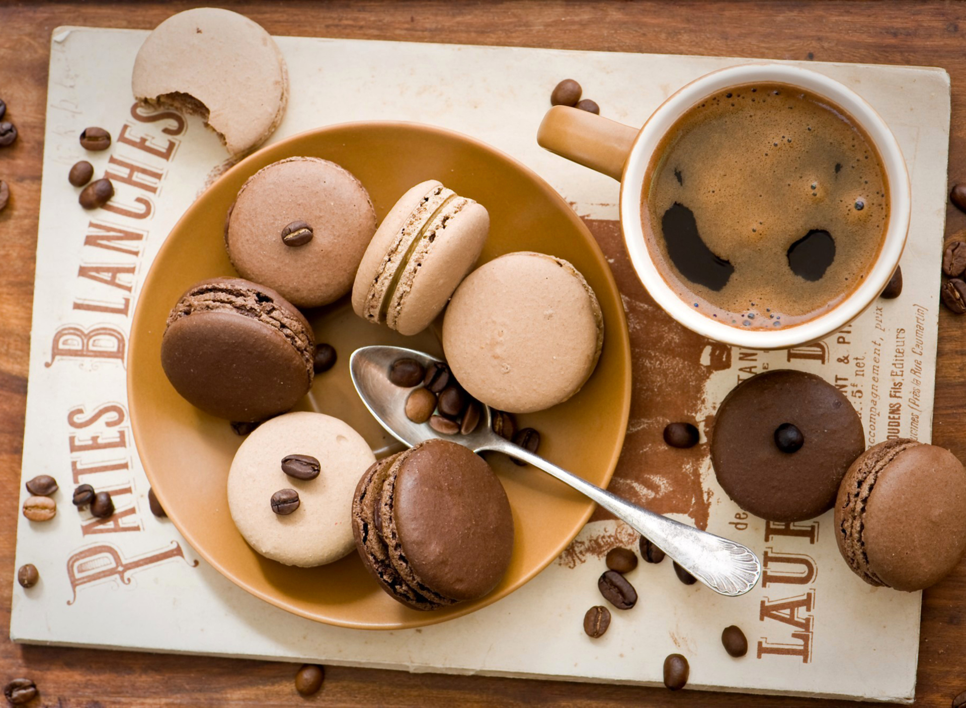 Обои Chocolate And Coffee Macarons 1920x1408