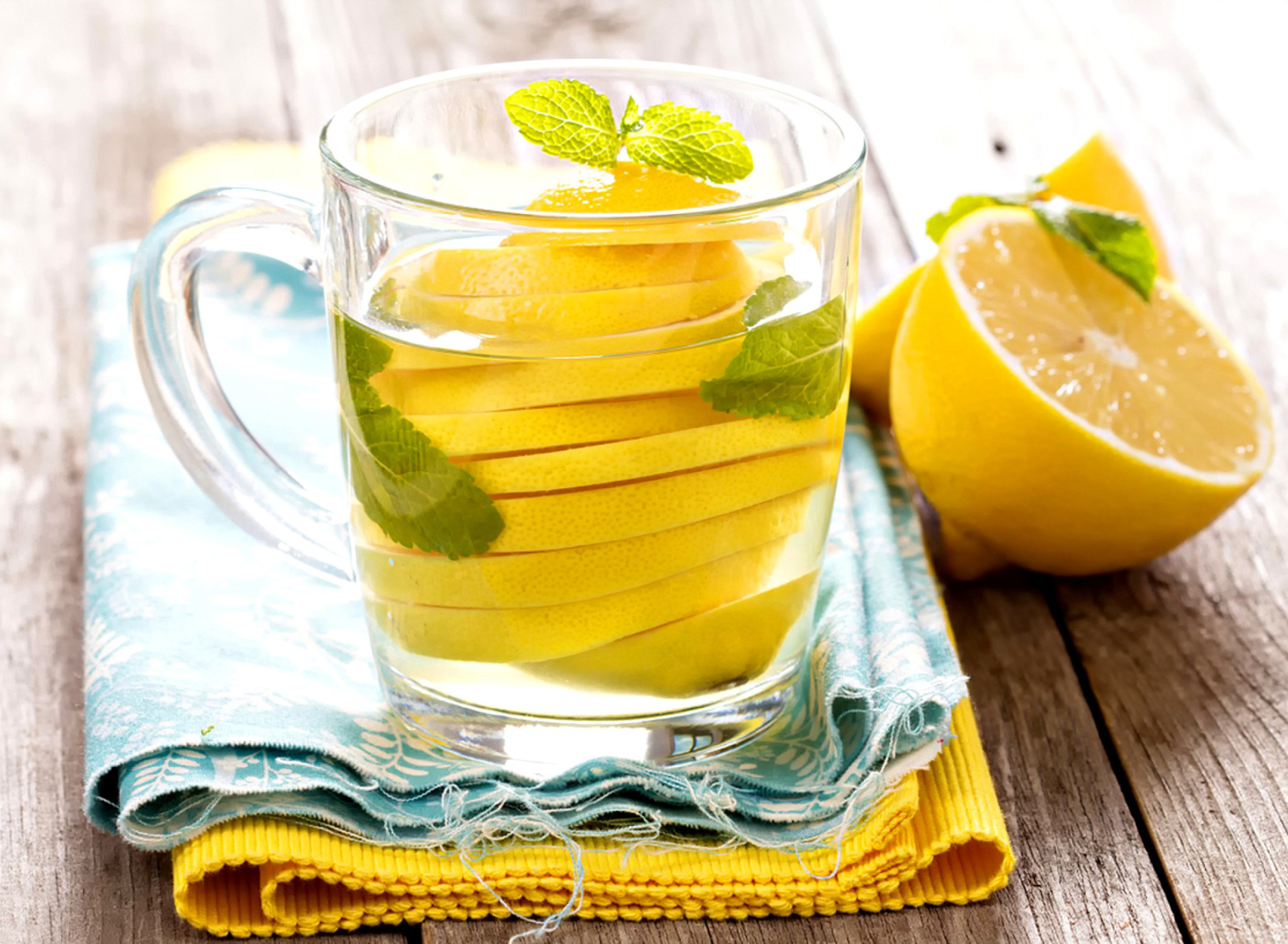 Вода с лимоном неделю. Вода с лимоном. Лимонный горячий сок. Пьет лимонный сок. Теплая вода с лимоном.