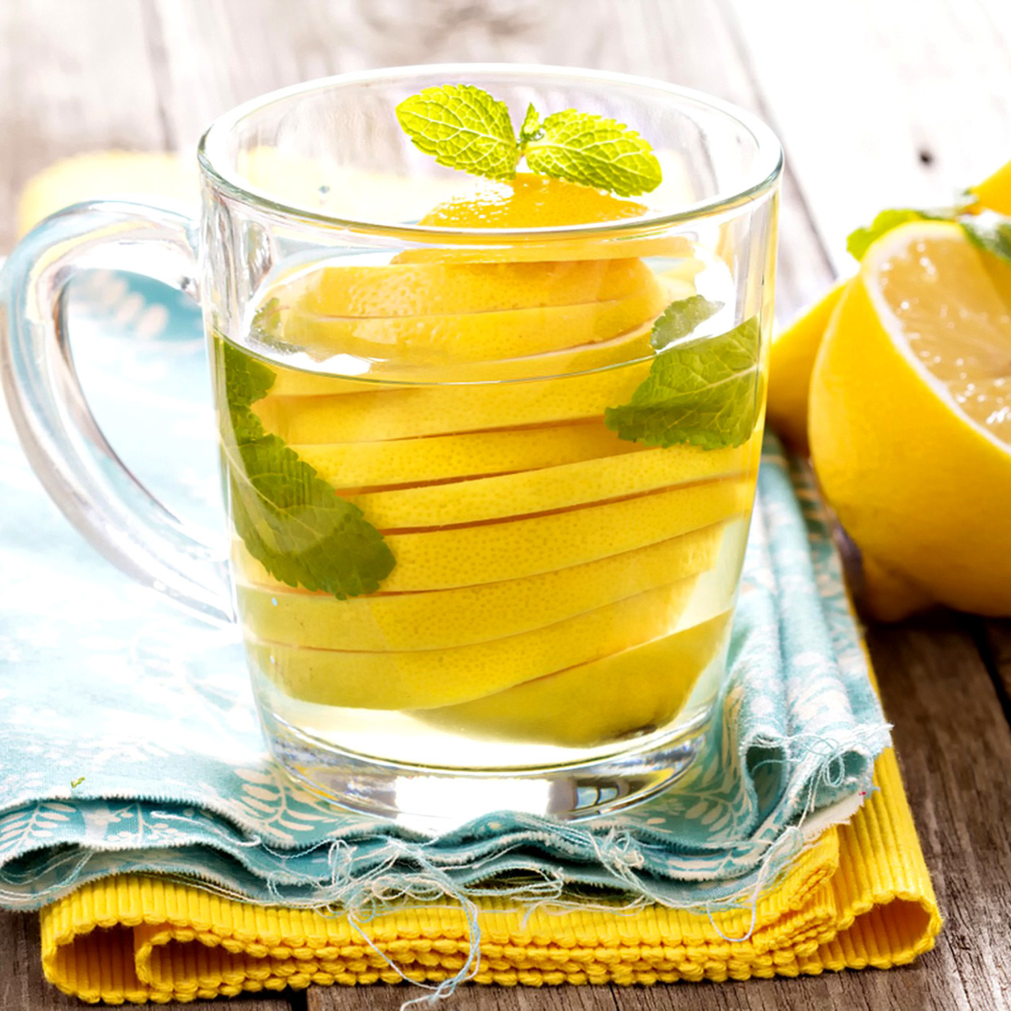 Натощак воду с лимоном можно. Вода с лимоном. Стакан с лимоном. Лимонный сок в стакане. Водичка с лимоном.