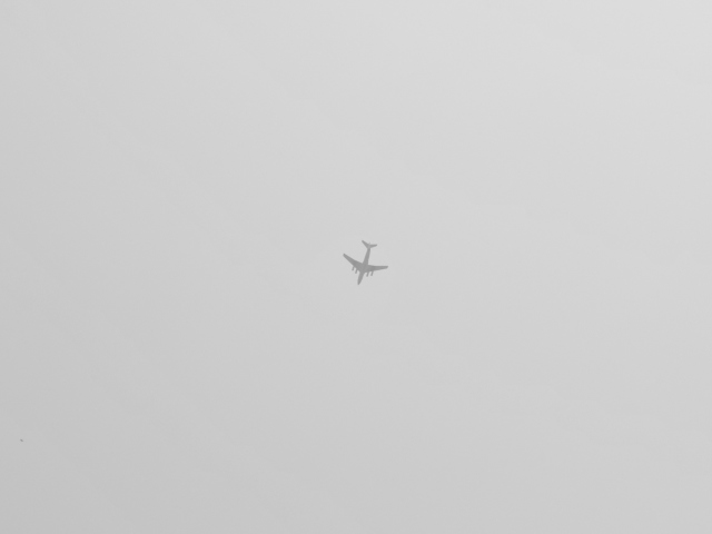 Sfondi Airplane High In The Sky 640x480