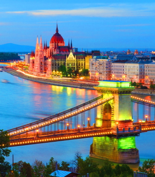 Budapest - Hungarian Parliament Building - Obrázkek zdarma pro 320x480