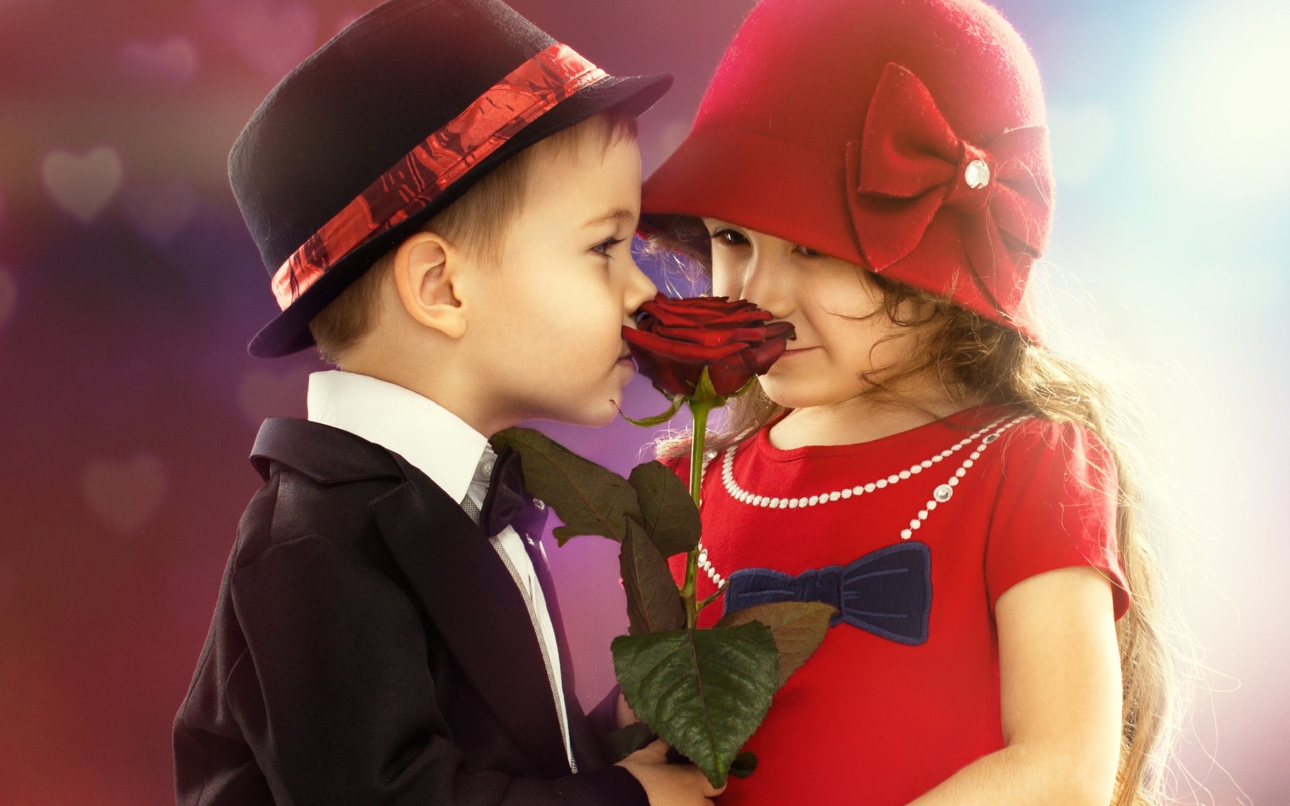Любимые внучки видео. Детский поцелуй. Мальчик дарит девочке цветы. Красивые дети мальчик и девочка. Романтика.