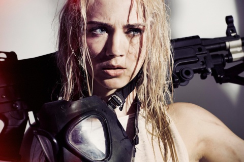 Fondo de pantalla Soldier Girl Model with Weapon 480x320