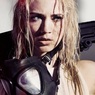 Kostenloses Soldier Girl Model with Weapon Wallpaper für Samsung B159 Hero Plus