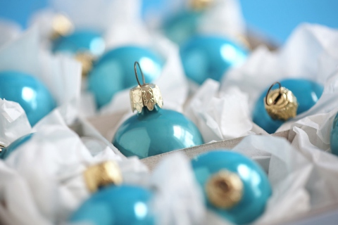Обои Turquoise Christmas Tree Balls 480x320