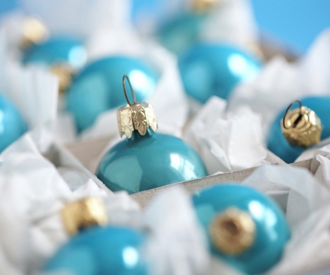 Обои Turquoise Christmas Tree Balls 480x400