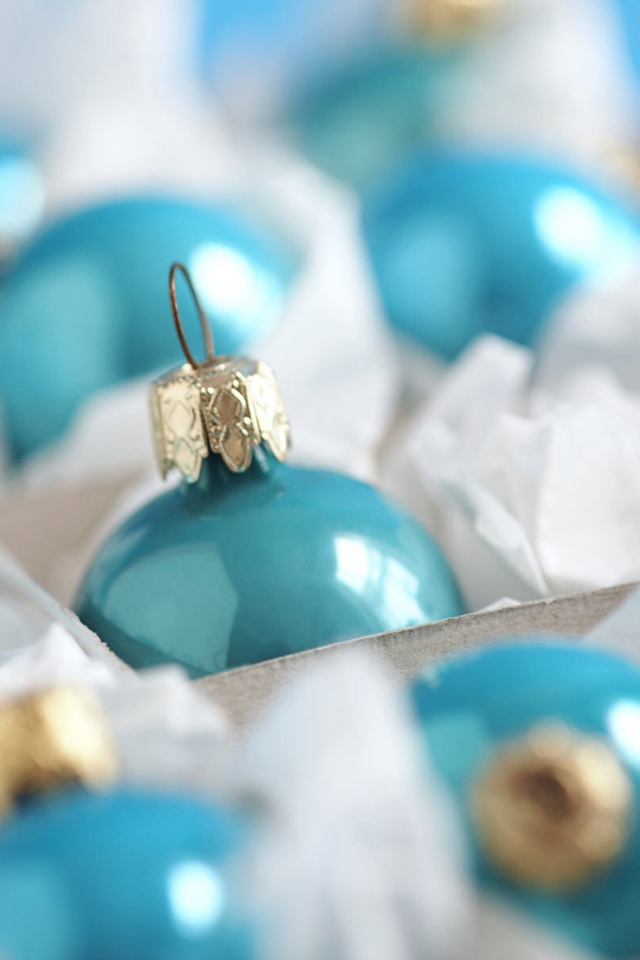 Das Turquoise Christmas Tree Balls Wallpaper 640x960
