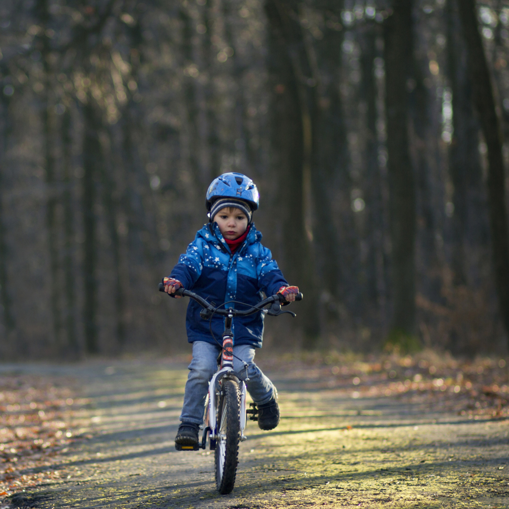 Das Little Boy Riding Bicycle Wallpaper 1024x1024