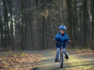 Das Little Boy Riding Bicycle Wallpaper 320x240