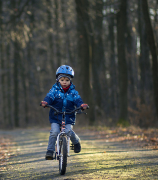 Kostenloses Little Boy Riding Bicycle Wallpaper für iPhone 5