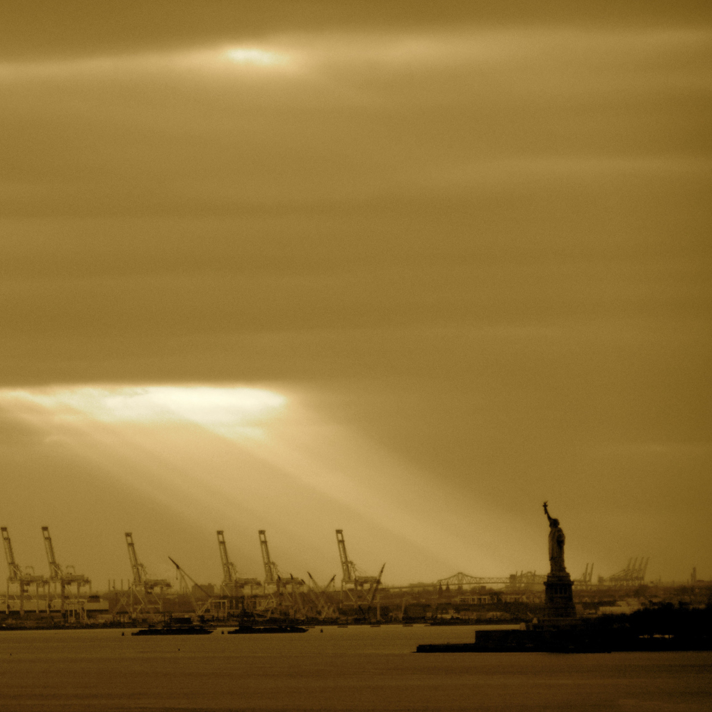 Sfondi Statue Of Liberty In Sunshine 1024x1024