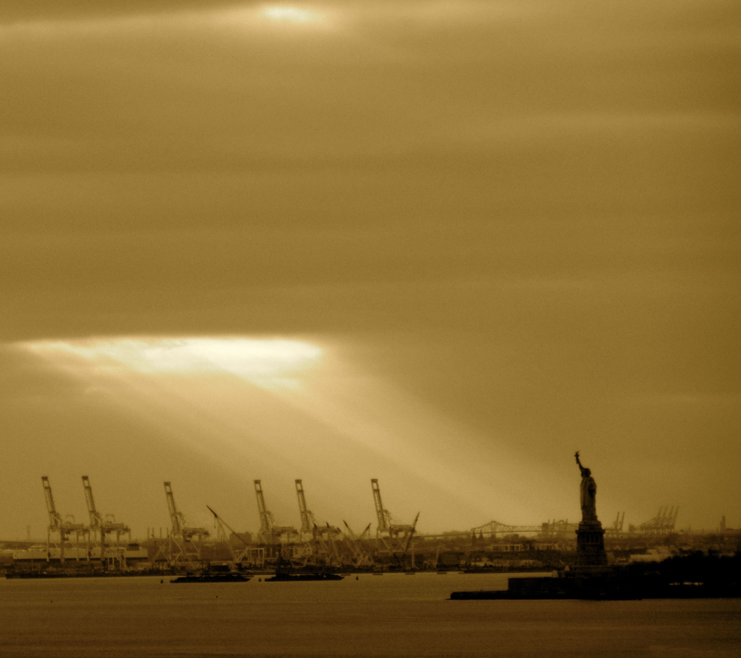 Обои Statue Of Liberty In Sunshine 1080x960