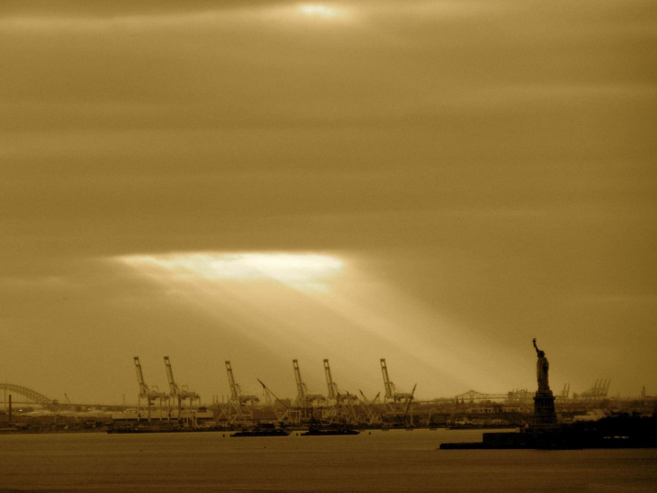 Fondo de pantalla Statue Of Liberty In Sunshine 1280x960