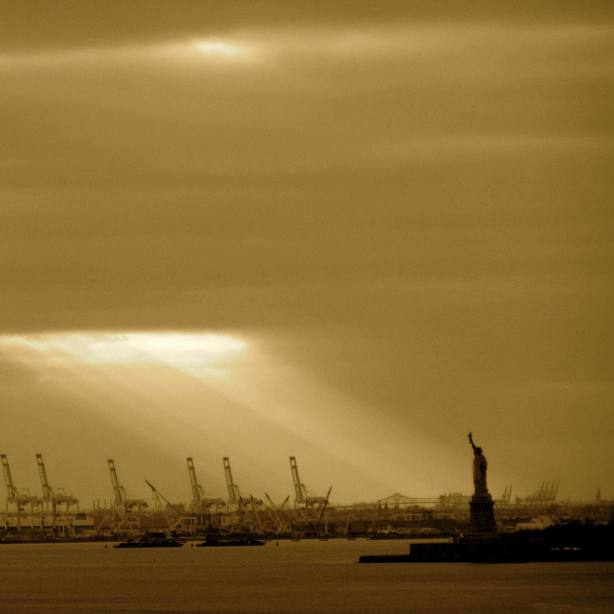 Screenshot №1 pro téma Statue Of Liberty In Sunshine 2048x2048
