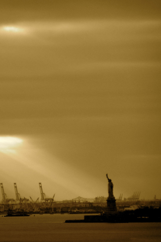 Das Statue Of Liberty In Sunshine Wallpaper 320x480