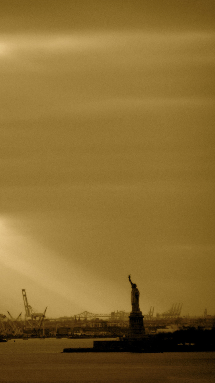 Fondo de pantalla Statue Of Liberty In Sunshine 750x1334