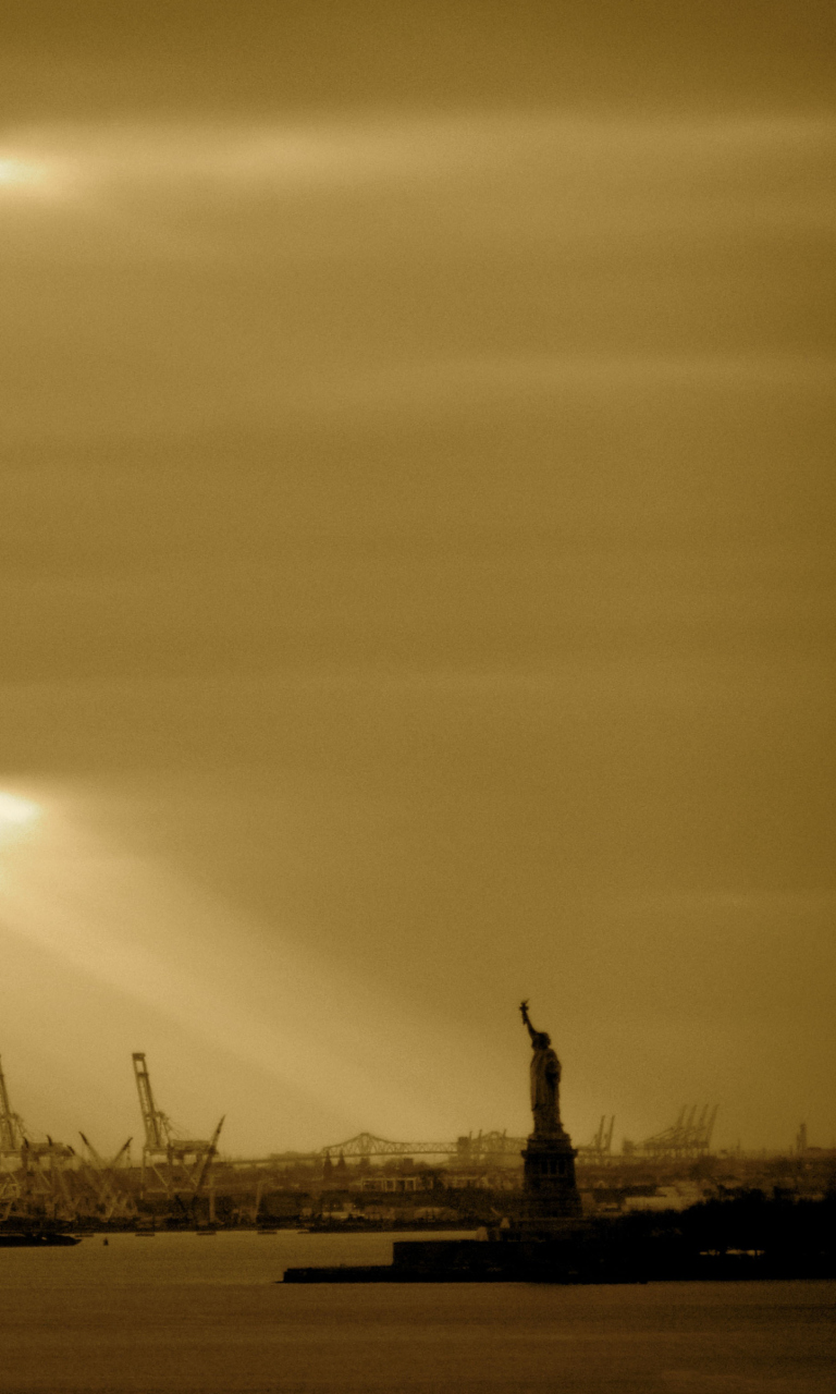 Обои Statue Of Liberty In Sunshine 768x1280