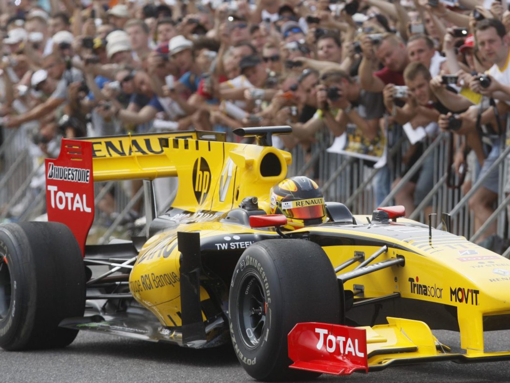 N-Gine Renault F1 Team Show, Robert Kubica wallpaper 1024x768