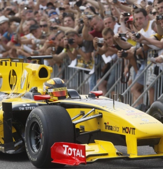 Kostenloses N-Gine Renault F1 Team Show, Robert Kubica Wallpaper für iPad mini 2