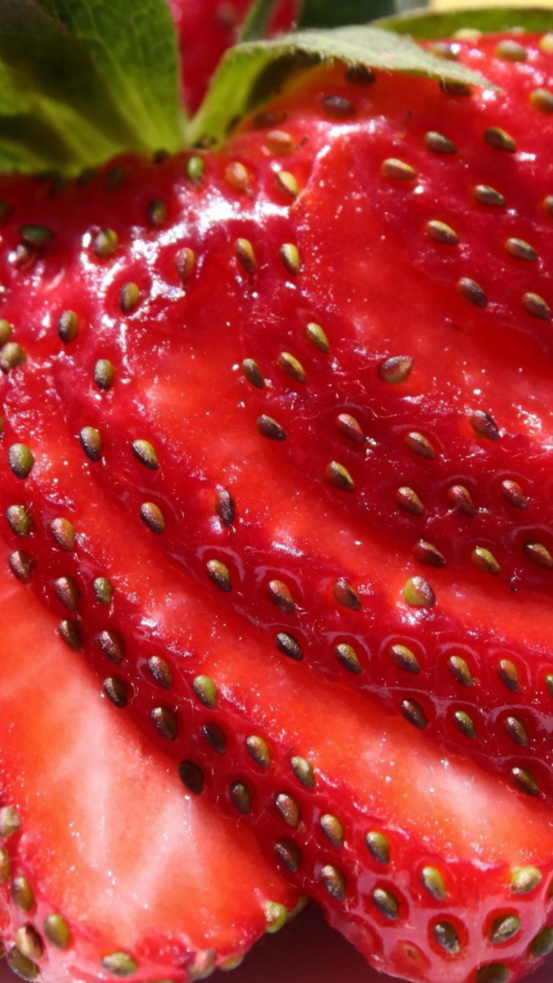 Das Sliced Strawberries Wallpaper 1080x1920