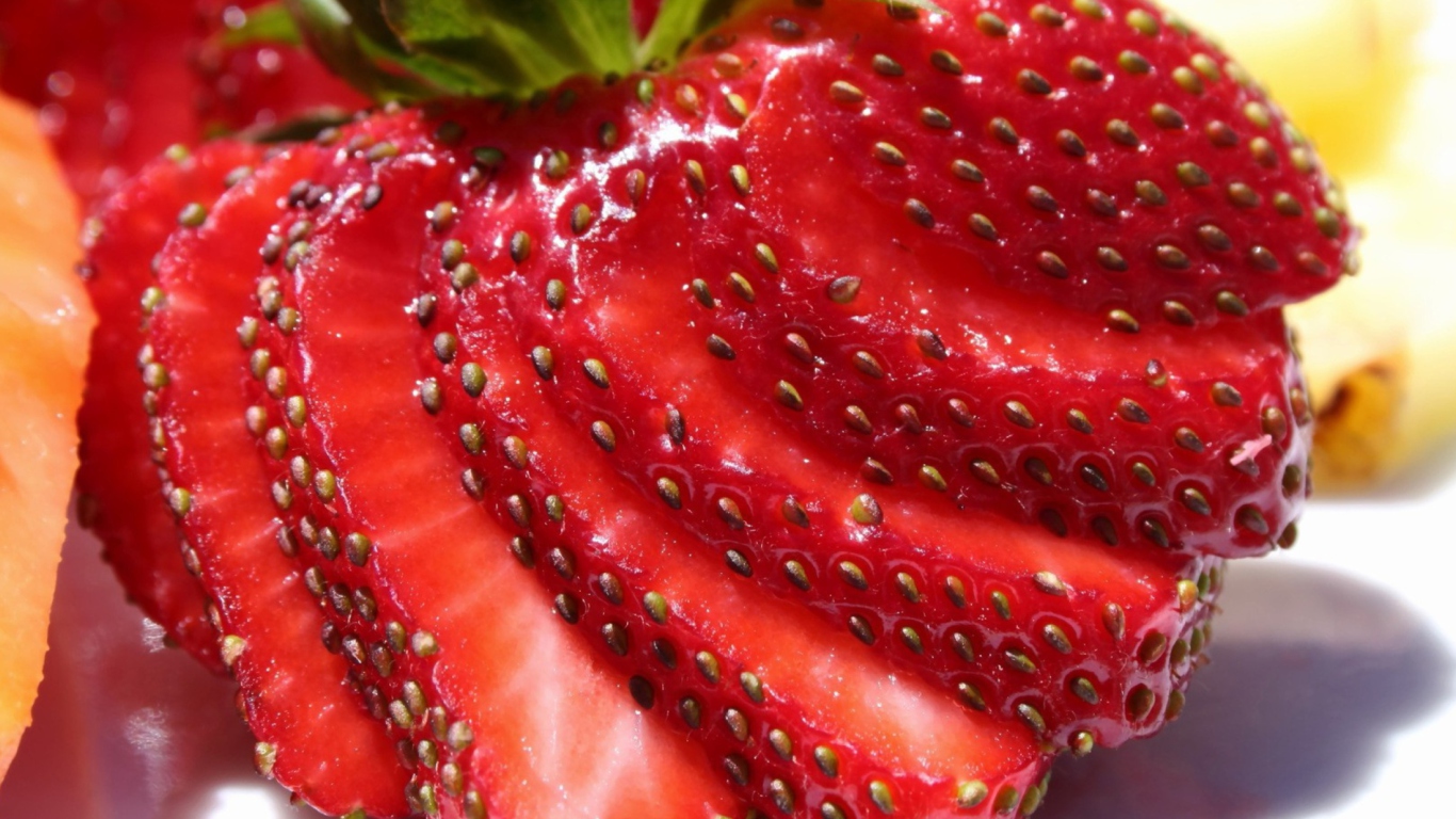 Sfondi Sliced Strawberries 1366x768