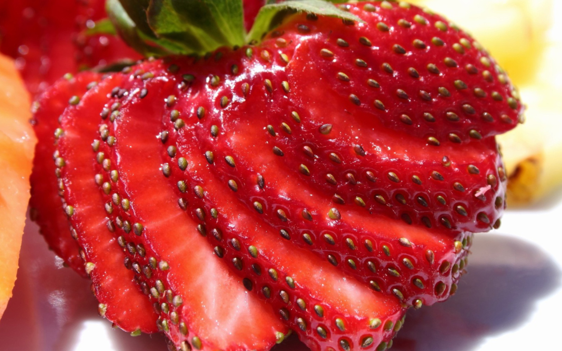 Screenshot №1 pro téma Sliced Strawberries 1920x1200