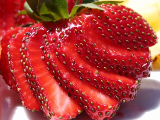 Das Sliced Strawberries Wallpaper 640x480