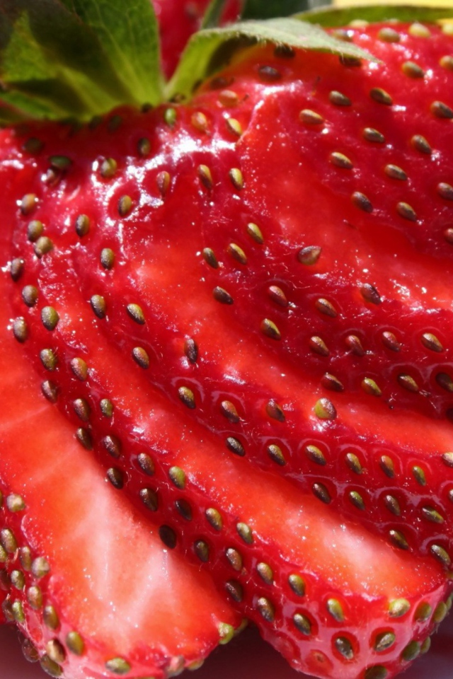 Das Sliced Strawberries Wallpaper 640x960