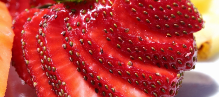 Screenshot №1 pro téma Sliced Strawberries 720x320