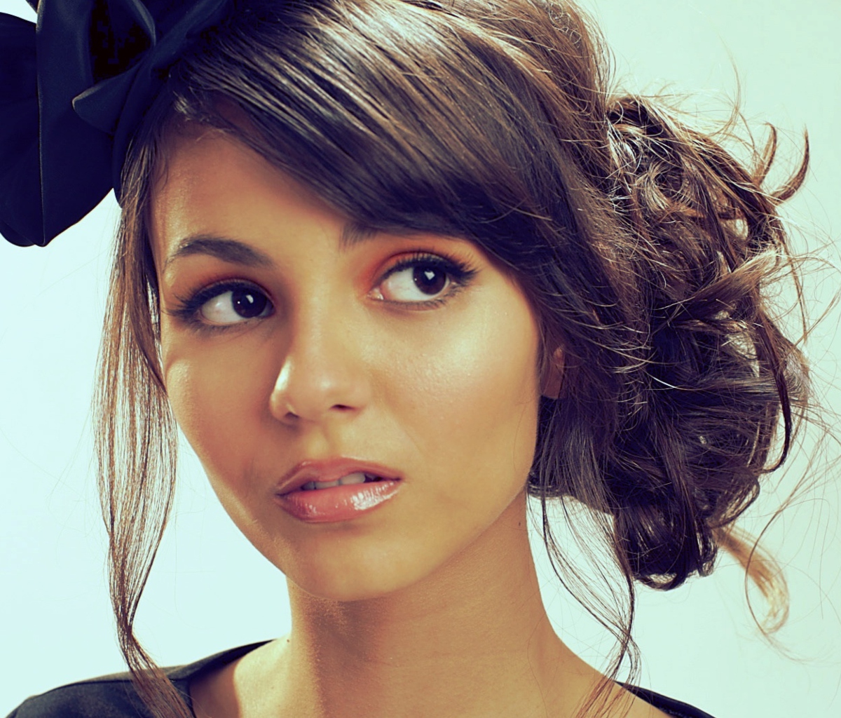 Das Victoria Justice Portrait Wallpaper 1200x1024