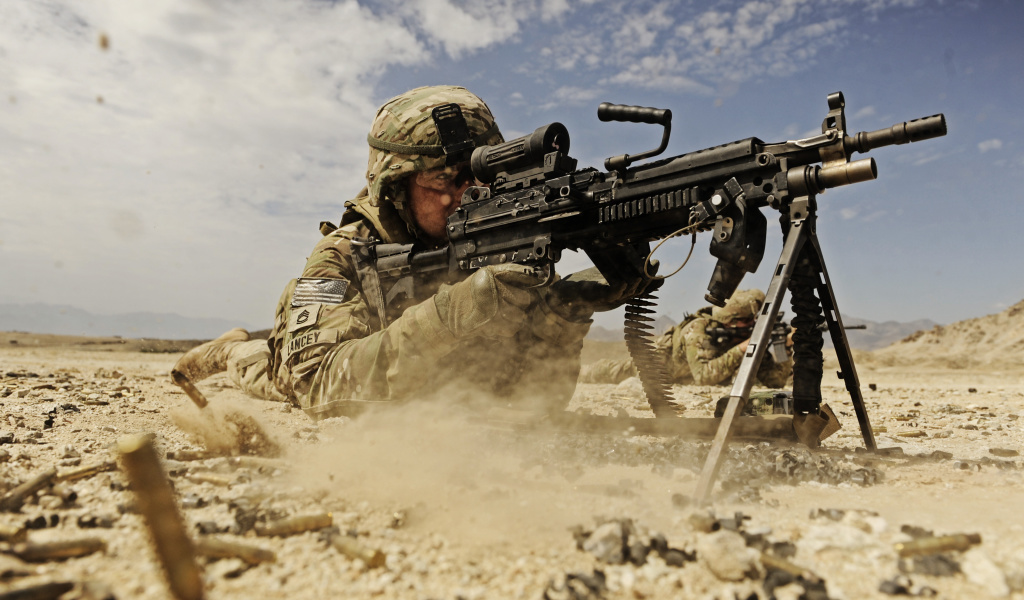 Fondo de pantalla Soldier with M60 machine gun 1024x600