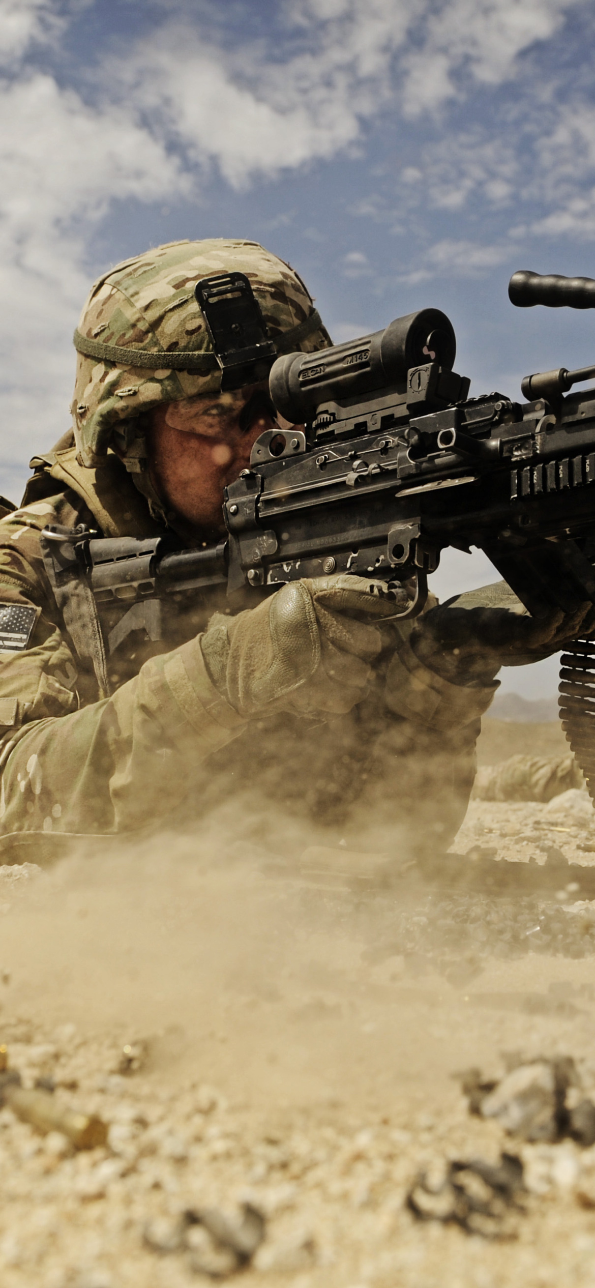 Screenshot №1 pro téma Soldier with M60 machine gun 1170x2532