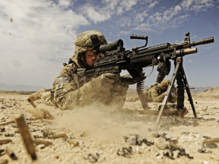 Soldier with M60 machine gun wallpaper 320x240