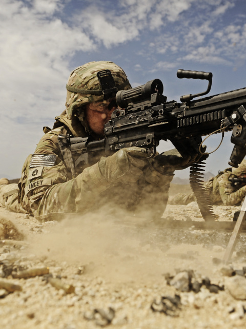 Fondo de pantalla Soldier with M60 machine gun 480x640